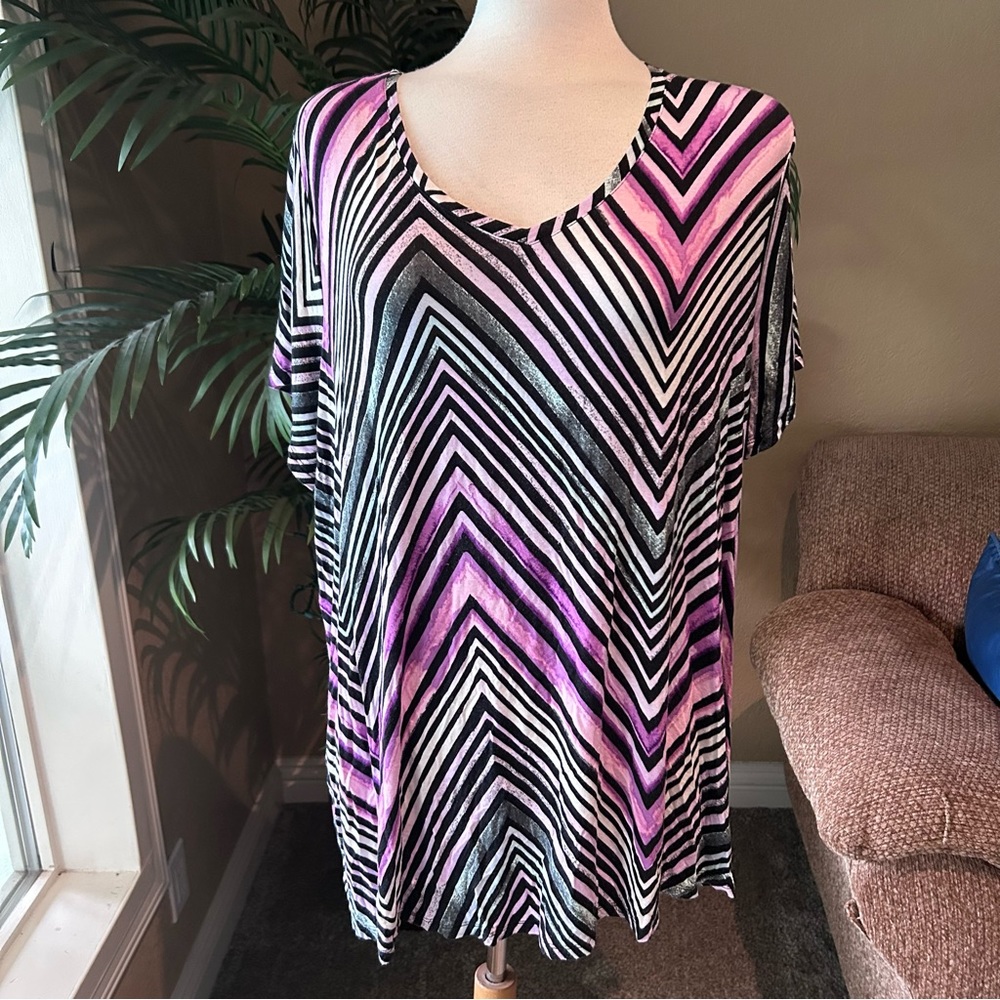 Evri Modern Tee plus size short sleeve v-neck pullover stretch top